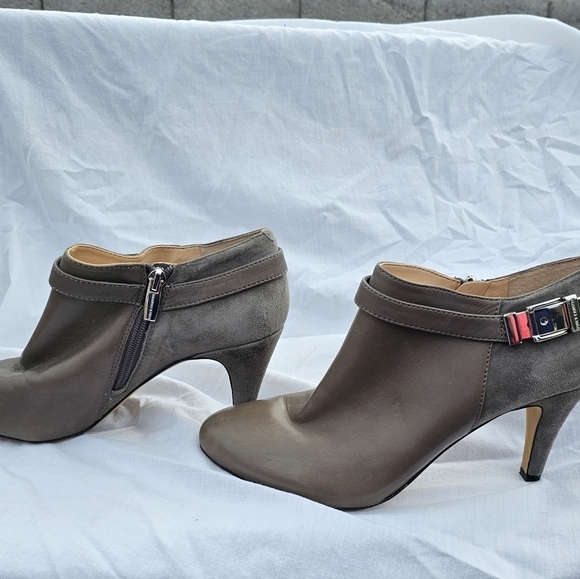 Vince Camuto Vanna Grey suede and leather  almond toe BOOTIES  9 M - Picture 13 of 14